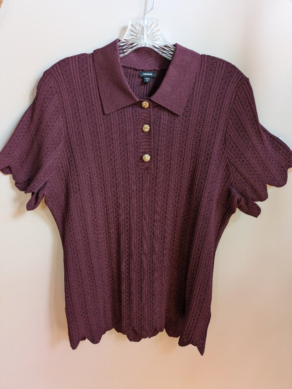 express burgundy scalloped short sleeve and hem knit top gold buttons sz xl #668